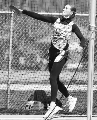 MADDIE CLARK was one of three Cougars who competed in the girls’ discus at last week’s Shelton Invite. Clark placed eleventh with a toss of 89-10. Photo by Jordan Coslor