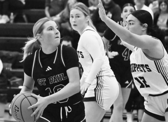 ALLI DUGAN works to get past a Whippet defender during the fourth quarter of last Tuesday night’s game against Minden. The Whippets beat the Wildcats 39-35. Photos by Michael Happ