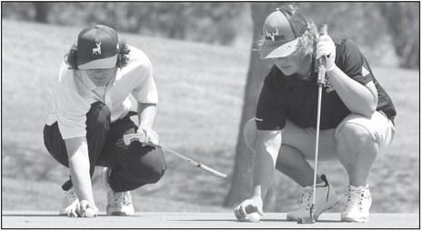 ST. PAUL’S Ryder Anderson and Ord’s Rowe Lilienthal work to line up their shots on the eighteenth green at the Centura Hills Golf Course last Thursday afternoon. (Michael Happ)