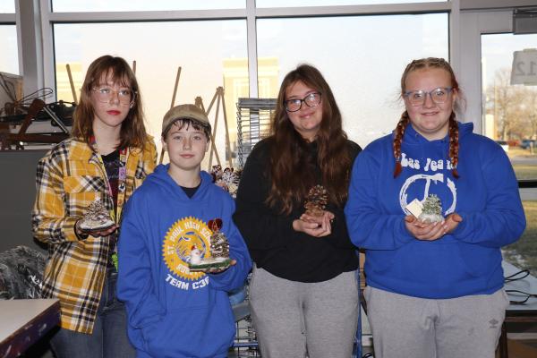 St. Paul Art Club Students Work to Spread Christmas Cheer