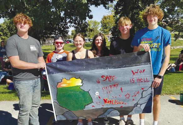 ST. PAUL STUDENTS Tristan Thomas, Kheegenn Behrens, Annie McClay, Samantha Caudill, Brecken Kavan, and Joel Shafer show off the mural that they completed during the annual Jackson Dinsdale Art Center Mural Competition held at Hastings College last week. Courtesy Photo