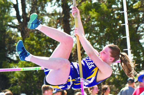 Elba Makes Trek to Shelton, Snags Hardware at Invite