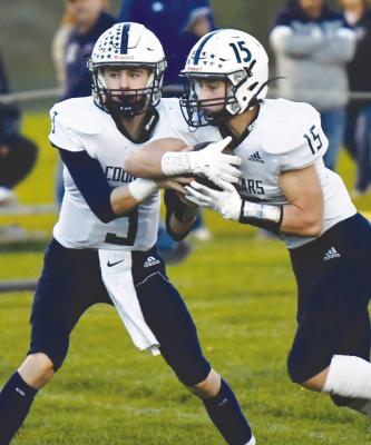 CENTRAL VALLEY Quarterback Lincoln Nekoliczak hands off to Ky Cargill during the Cougars’ game against Palmer last Friday. Photo by Jordan Coslor