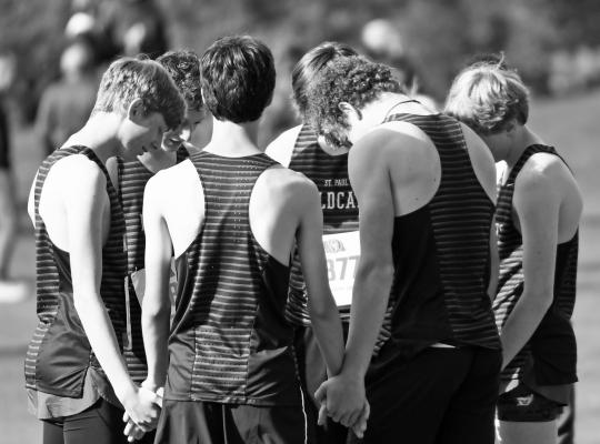 Photos by Jordan Coslor ST. PAUL’S boys’ cross country team gathers for their final pre-race huddle at the District C-4 Meet held at the Elks Country Club in Hastings last Wednesday. Members pictured include Aidan Lukasiewicz, Jack Kramer, Roman Lentz, Jack Thede, Drew Feeken, and Kaleb Kaslon.