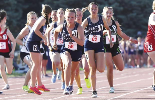 CENTRAL VALLEY’S Taya Engel takes the baton from Piper Shepard at the beginning of the third leg of the girls’ Class D 4x400-meter relay. The Cougars won that race in 4:05.36. (Jordan Coslor)