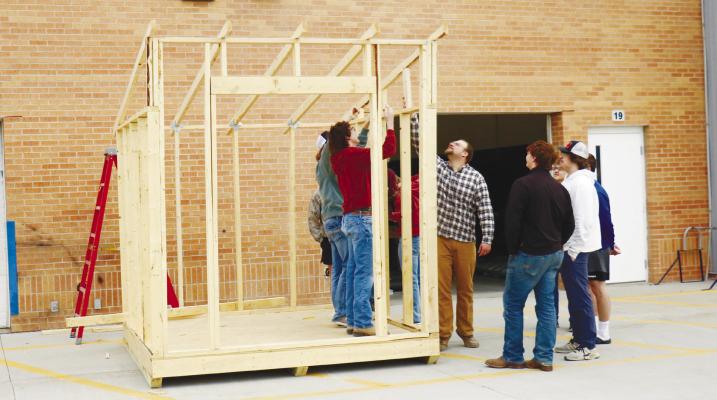 ST. PAUL PUBLIC SCHOOL’S Real World Seminar class has been working to construct a shed for the St. Paul Rotary Club’s community garden at Brookefield Park. Photo by Haley Spotanski