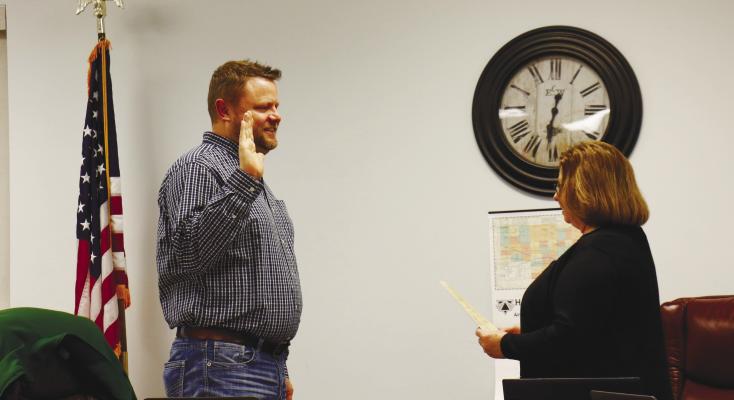 ST. PAUL MAYOR MIKE FEEKEN took his oath of office at the beginning of the St. Paul City Council’s meeting on Tuesday, January 2nd. Feeken became mayor following the resignation of St. Paul Mayor Joel Bergman last month. Above, Deputy City Clerk Laura Berthelsen swears in the city’s new mayor. Photo by Haley Spotanski
