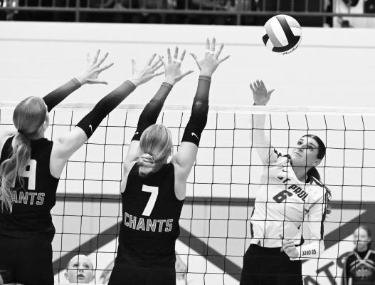 AUBREE FITZGERALD goes for the kill during the fourth set of last Tuesday’s match against Ord. The Wildcats won five matches last week, including a 3-1 victory over the Chanticleers. Photo by Michael Happ