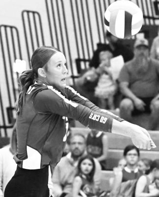 KATIE OAKLEY digs up a shot from Central City during the first set of last Tuesday night’s match between the Wildcats and the Bison. Photos by Michael Happ