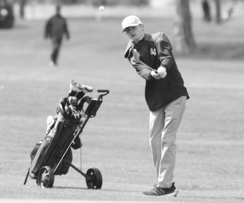 CENTRAL VALLEY’S Dale Barr chips on to the sixth green at the St. Paul Country Club last Thursday. Photo by Michael Happ