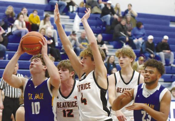 GAGE SACK attempts to outrun the Beatrice defense to the basket during the first quarter of last Thursday’s game between the Wildcats and the Orangemen. Photo by Michael Happ